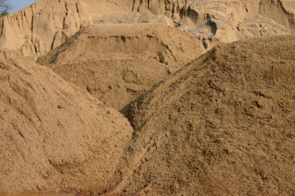 Дюны из песка в карьере